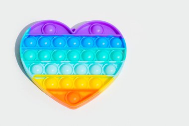 Stres önleyici oyuncağı patlat. Gökkuşağı duyusal kıpırdaması beyaz arka planda izole edilmiş. Yeni moda silikon oyuncak.