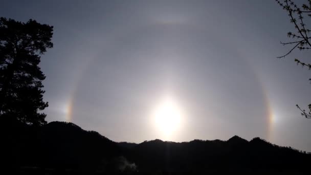 Hermoso fenómeno natural Sol halo con nube en el cielo en las montañas. — Vídeos de Stock