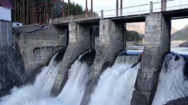 Nehirde akan suyu olan eski bir baraj. Hidroelektrik santrali, hidroelektrik enerjisi..