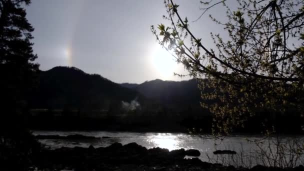 Prachtig natuurfenomeen Zonnehalo met wolk in de lucht in de bergen. — Stockvideo