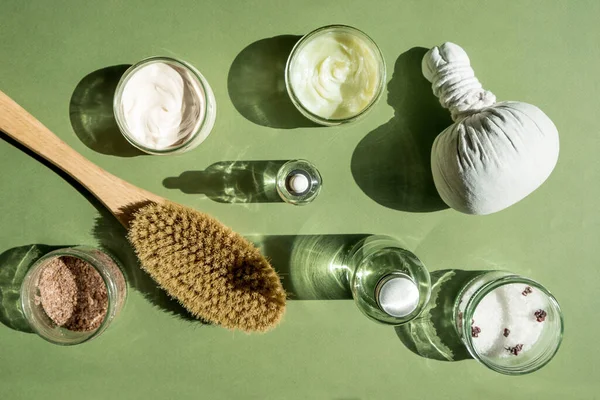 Soin Du Corps Et Concept De Spa. Frottez, Masquez, Crème Et Cosmétiques À L'Huile Naturelle Sur Fond Vert. Traitement Cellulite, Brossage À Sec. Femmes Procédures Cosmétiques — Photo