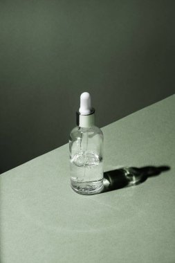 Damlatan cam şişe maketi. Vücut bakımı ve spa. Doğal güzellik ürünleri. Eko-krem, serum, cilt bakımı boş şişe. Selülit önleyici masaj yağı. Yağlı kozmetik pipeti