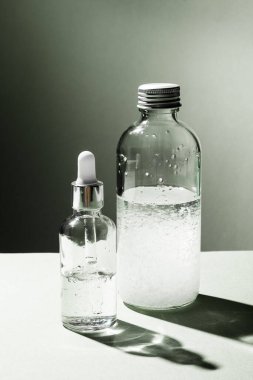 Damlatan cam şişe maketi. Vücut bakımı ve spa. Doğal güzellik ürünleri. Eko-krem, serum, cilt bakımı boş şişe. Selülit önleyici masaj yağı. Yağlı kozmetik pipeti