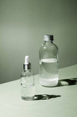 Damlatan cam şişe maketi. Vücut bakımı ve spa. Doğal güzellik ürünleri. Eko-krem, serum, cilt bakımı boş şişe. Selülit önleyici masaj yağı. Yağlı kozmetik pipeti