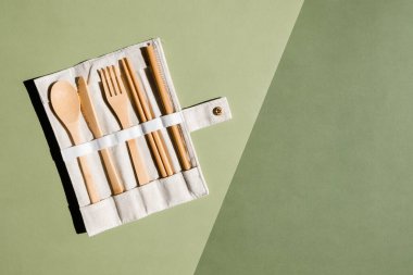 Yeşil arka planda çevre dostu bambu çatal bıçak seti. Sürdürülebilir yaşam tarzı. Plastiksiz konsept. Sıfır atık. Metin için yer