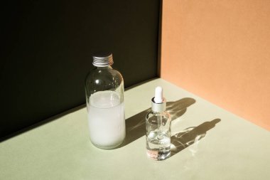 Damlatan cam şişe maketi. Vücut bakımı ve spa. Doğal güzellik ürünleri. Eko-krem, serum, cilt bakımı boş şişe. Selülit önleyici masaj yağı. Yağlı kozmetik pipeti