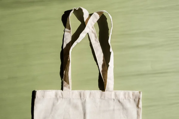Bolso Cabás de algodón reutilizable sobre fondo verde y beige. Concepto de cero residuos. Sin plástico — Foto de Stock