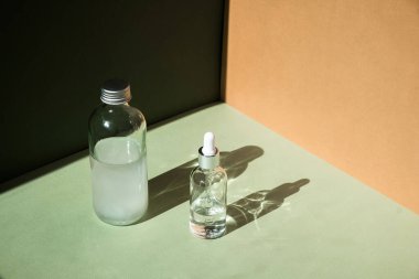 Damlatan cam şişe maketi. Vücut bakımı ve spa. Doğal güzellik ürünleri. Eko-krem, serum, cilt bakımı boş şişe. Selülit önleyici masaj yağı. Yağlı kozmetik pipeti