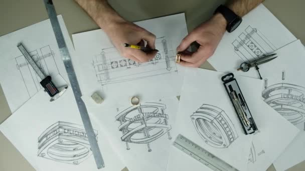 Hantverksguldsmedsarbete. Porträtt av en ung juvelerare som ritar en teckning av en ny ring. Begreppet: bröllop, lyx, smycken — Stockvideo