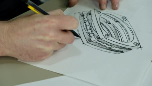 Meșteșugar aurar de lucru. Portretul unui tânăr bijutier desenând o schiță a unui nou inel. Conceptul de: nunta, lux, bijuterii — Videoclip de stoc