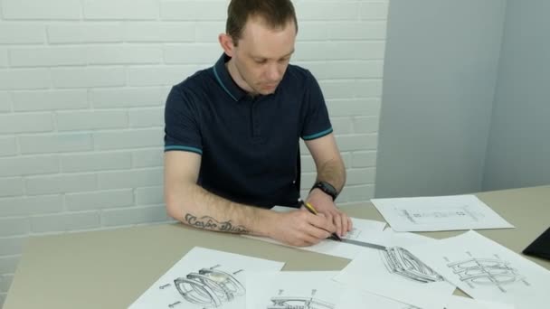 Craft goldsmith work. Portrait of young jeweler drawing a sketch of a new ring. Concept of: wedding, luxury, jewelry — Stock Video
