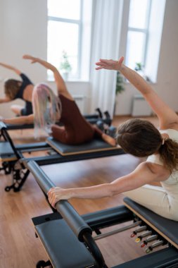 Modern bir stüdyoda, bir kadın atletizm ve manevi denge ile yoga yapıyor, esneklik ve zarafet sergiliyor.