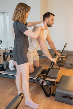 Reformist oturum detayları, Reformist egzersiz sınıfı hizalama ve rehabilitasyonu vurguluyor