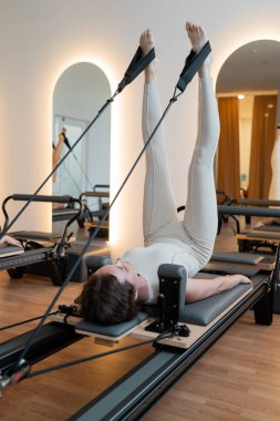 Reformcu bir kadın, kontrollü bacak daireleri çizerek temel bağlantıyı ve terapiyi vurguluyor.