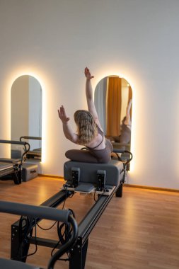 Sakin kadınlar koordineli hareket çalışırlar, iki kadın güneş doğarken esner ve nefes alır.