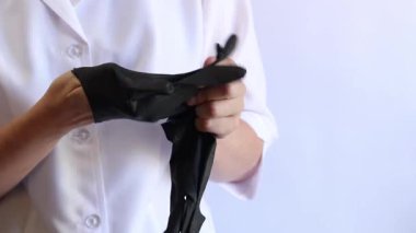 Siyah tıbbi eldiven giyen doktorların yakın çekimleri. Eczacı, terapist ya da eldiven takan doktor. Tıbbi ve sağlık hizmetleri konsepti. Doktorun ellerine yakın çekim