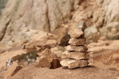 Taşlar üst üste istiflenmiş. Taş kuleleri istifleyerek dilek tutma geleneği. Prohodna Mağarası, popüler adı Tanrı 'nın Gözleri. Bulgaristan. Yığılmış taşların mükemmel dengesi