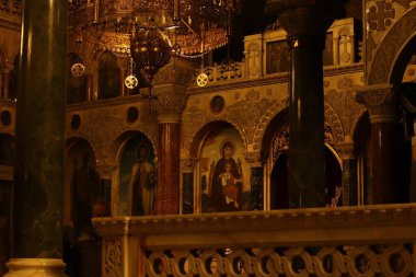 Sofya, Bulgaristan - 29 Aralık 2025: Ortodoks katedralinin içi. St. Alexander Nevsky Katedrali. Ortodoks katedralinin iç dekorasyonu, elementler. Azizlerin resimleri, sütunlar