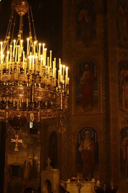 Sofya, Bulgaristan - 29 Aralık 2025: Ortodoks katedralinin içi. St. Alexander Nevsky Katedrali. Ortodoks katedralinin iç dekorasyonu, elementler. Azizlerin resimleri, sütunlar