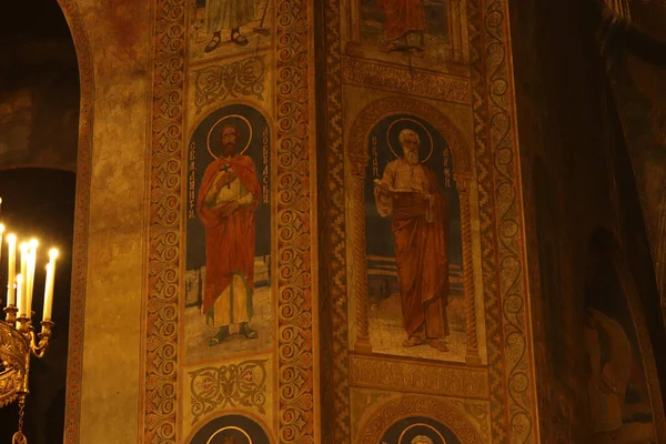 Sofya, Bulgaristan - 29 Aralık 2025: Ortodoks katedralinin içi. St. Alexander Nevsky Katedrali. Ortodoks katedralinin iç dekorasyonu, elementler. Azizlerin resimleri, sütunlar