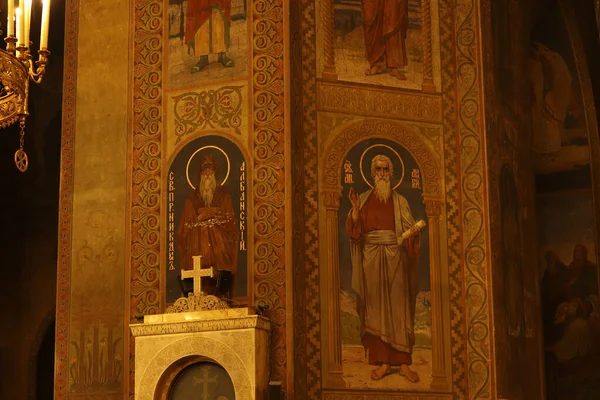 Sofya, Bulgaristan - 29 Aralık 2025: Ortodoks katedralinin içi. St. Alexander Nevsky Katedrali. Ortodoks katedralinin iç dekorasyonu, elementler. Azizlerin resimleri, sütunlar