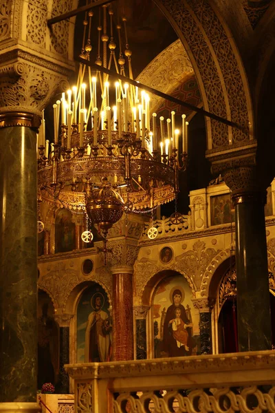 Sofya, Bulgaristan - 29 Aralık 2025: Ortodoks katedralinin içi. St. Alexander Nevsky Katedrali. Ortodoks katedralinin iç dekorasyonu, elementler. Azizlerin resimleri, sütunlar