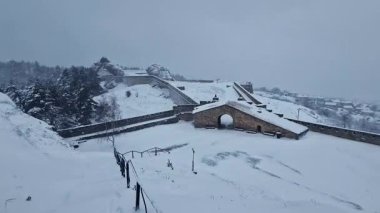 Bulgaristan 'daki antik bir kale olan Belogradchik Kalesi, Balkan Dağlarının kuzey yamacında yer alıyor. Kalenin kış manzarası ve karla kaplı kayalar, karlı hava. Kış