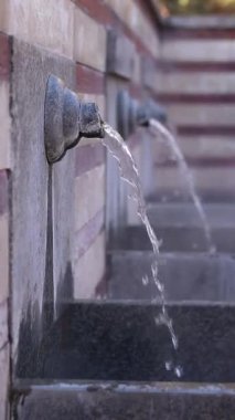 Halka açık sıcak su fıskiyeleri. Bulgaristan 'ın başkenti Sofya' da antik kaplıcalar. Sıcak maden suyu kaynağını herkes kullanabilir. Sofya 'daki kaynaklardan biri, Serdika bölgesi. Şifalı su