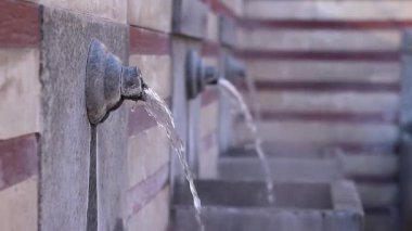 Halka açık sıcak su fıskiyeleri. Bulgaristan 'ın başkenti Sofya' da antik kaplıcalar. Sıcak maden suyu kaynağını herkes kullanabilir. Sofya 'daki kaynaklardan biri, Serdika bölgesi. Şifalı su