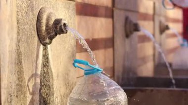 Halka açık sıcak su fıskiyeleri. Bulgaristan 'ın başkenti Sofya' da antik kaplıcalar. Sıcak maden suyu kaynağını herkes kullanabilir. Sofya 'daki kaynaklardan biri, Serdika bölgesi. Şifalı su