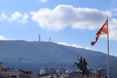 Üsküp, Kuzey Makedonya - 28 Aralık 2025: Şehir merkezi manzarası. Üsküp meydanındaki 