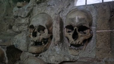 Nis, Sırbistan - 27 Aralık 2025: Cele Kula 'da Kafatasları (Kurukafalar Kulesi). Kilisenin içindeki tarihi bir anıt, 1809 'daki Sırp isyancıların insan kafataslarından inşa edilmiş bir yapı. Kafatasları camın arkasında.