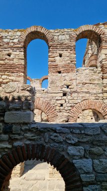 Nessebar, Bulgaristan - 25 Ağustos 2025: Eski Metropolis olarak da bilinen Aziz Sophia Kilisesi kalıntıları. UNESCO Dünya Mirası Alanı. Nessebar 'ın tarihi merkezindeki harabeler. Bazilika.