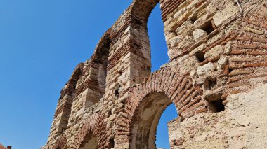 Nessebar, Bulgaristan - 25 Ağustos 2025: Eski Metropolis olarak da bilinen Aziz Sophia Kilisesi kalıntıları. UNESCO Dünya Mirası Alanı. Nessebar 'ın tarihi merkezindeki harabeler. Bazilika.