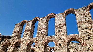 Nessebar, Bulgaristan - 25 Ağustos 2025: Eski Metropolis olarak da bilinen Aziz Sophia Kilisesi kalıntıları. UNESCO Dünya Mirası Alanı. Nessebar 'ın tarihi merkezindeki harabeler. Bazilika.