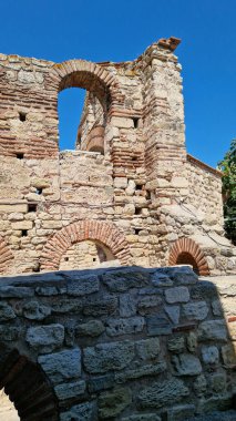 Nessebar, Bulgaristan - 25 Ağustos 2025: Eski Metropolis olarak da bilinen Aziz Sophia Kilisesi kalıntıları. UNESCO Dünya Mirası Alanı. Nessebar 'ın tarihi merkezindeki harabeler. Bazilika.