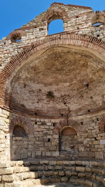Nessebar, Bulgaristan - 25 Ağustos 2025: Eski Metropolis olarak da bilinen Aziz Sophia Kilisesi kalıntıları. UNESCO Dünya Mirası Alanı. Nessebar 'ın tarihi merkezindeki harabeler. Bazilika.