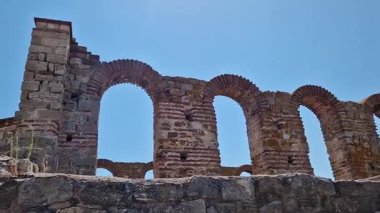 Nessebar, Bulgaristan - 25 Ağustos 2025: Eski Metropolis olarak da bilinen Aziz Sophia Kilisesi kalıntıları. UNESCO Dünya Mirası Alanı. Nessebar 'ın tarihi merkezindeki harabeler. Bazilika.