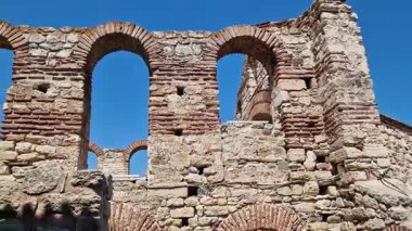 Nessebar, Bulgaristan - 25 Ağustos 2025: Eski Metropolis olarak da bilinen Aziz Sophia Kilisesi kalıntıları. UNESCO Dünya Mirası Alanı. Nessebar 'ın tarihi merkezindeki harabeler. Bazilika.