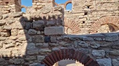 Nessebar, Bulgaristan - 25 Ağustos 2025: Eski Metropolis olarak da bilinen Aziz Sophia Kilisesi kalıntıları. UNESCO Dünya Mirası Alanı. Nessebar 'ın tarihi merkezindeki harabeler. Bazilika.