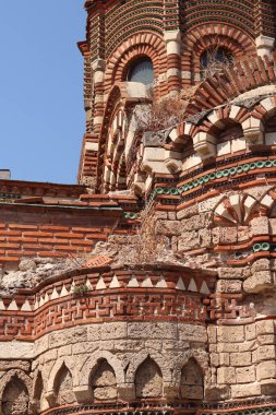 Nessebar, Bulgaristan - 25 Ağustos 2025: Christ Pantocrator Kilisesi. Ortaçağ Ortodoks kilisesinin dış görünüşü. Geç Bizans tarzında. Renkli dekor ve seramik elementlerle ön cephe