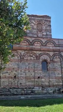 Nessebar, Bulgaristan - 25 Ağustos 2025: Christ Pantocrator Kilisesi. Ortaçağ Ortodoks kilisesinin dış görünüşü. Geç Bizans tarzında. Renkli dekor ve seramik elementlerle ön cephe