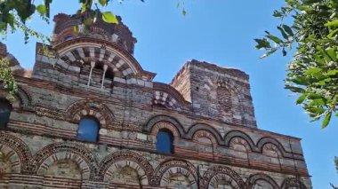 Nessebar, Bulgaristan - 25 Ağustos 2025: Christ Pantocrator Kilisesi. Ortaçağ Ortodoks kilisesinin dış görünüşü. Geç Bizans tarzında. Renkli dekor ve seramik elementlerle ön cephe