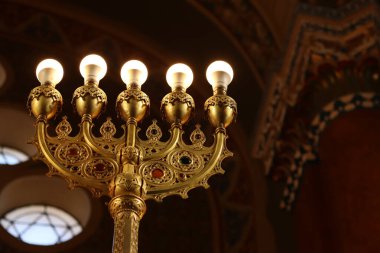 Sofya, Bulgaristan - 29 Aralık 2025: Sinagogda aydınlanma. İç detaylar. Sofya Sinagogu, Güneydoğu Avrupa 'nın en büyük sinagogu ve Avrupa' nın üçüncü büyük sinagogu. Sinagog binası