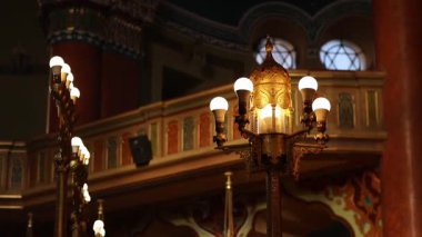 Sofya, Bulgaristan - 29 Aralık 2025: Sinagogda aydınlanma. İç detaylar. Sofya Sinagogu, Güneydoğu Avrupa 'nın en büyük sinagogu ve Avrupa' nın üçüncü büyük sinagogu. Sinagog binası