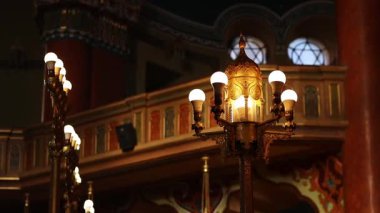 Sofya, Bulgaristan - 29 Aralık 2025: Sinagogda aydınlanma. İç detaylar. Sofya Sinagogu, Güneydoğu Avrupa 'nın en büyük sinagogu ve Avrupa' nın üçüncü büyük sinagogu. Sinagog binası