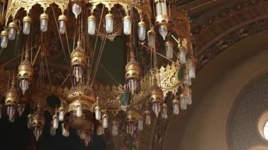 Sofya, Bulgaristan - 29 Aralık 2025: Sinagogda aydınlanma. İç detaylar. Sofya Sinagogu, Güneydoğu Avrupa 'nın en büyük sinagogu ve Avrupa' nın üçüncü büyük sinagogu. Sinagog binası