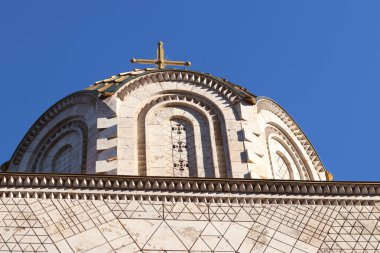 Üsküp, Kuzey Makedonya - 28 Aralık 2025: Aziz Konstantin ve Helena Kilisesi. Makedon Ortodoks kilisesi geleneksel Bizans motifleriyle yeni mimari çözümleri birleştiriyor. Din