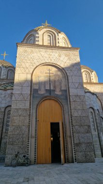 Üsküp, Kuzey Makedonya - 28 Aralık 2025: Aziz Konstantin ve Helena Kilisesi. Makedon Ortodoks kilisesi geleneksel Bizans motifleriyle yeni mimari çözümleri birleştiriyor. Din