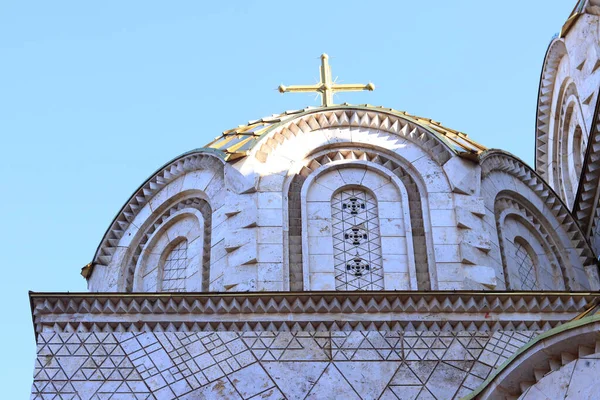 Üsküp, Kuzey Makedonya - 28 Aralık 2025: Aziz Konstantin ve Helena Kilisesi. Makedon Ortodoks kilisesi geleneksel Bizans motifleriyle yeni mimari çözümleri birleştiriyor. Din